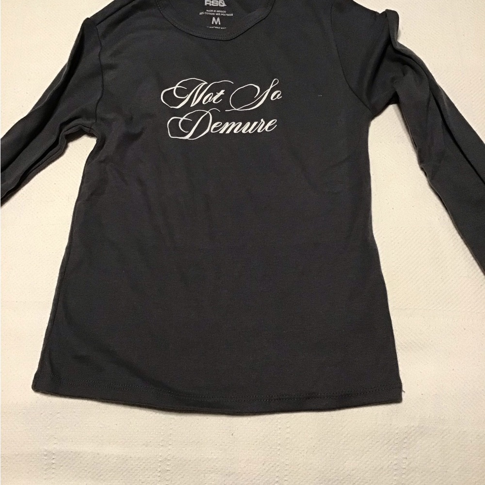 RSQ “Not So Demure” Long Sleeve Graphic Tee Women’s Medium Gray NWOT
